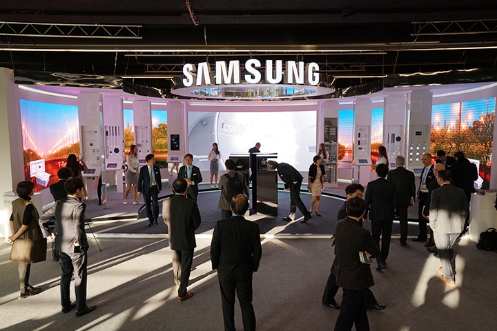 Samsung LEDs Samsung's Lighting+Building 2016 show booth with wall-mounted large screens (2)