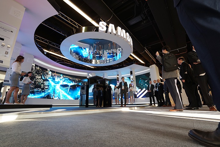 Samsung LEDs Samsung's Lighting+Building 2016 show booth with wall-mounted large screens (3)